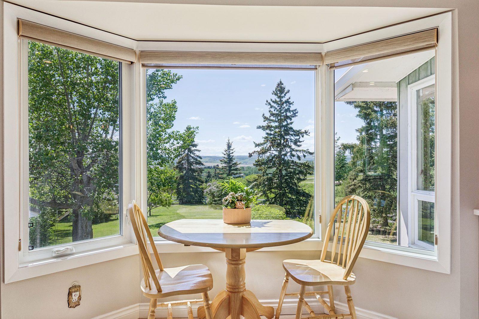 Breakfast nook bay window